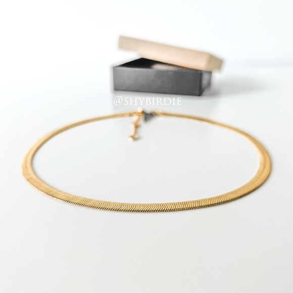 NWT Banana Republic Herringbone Snake Chain in Gold - Picture 8 of 12